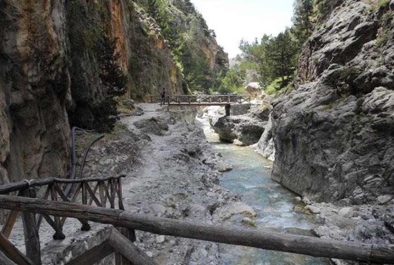 Κατολίσθηση στο φαράγγι της Σαμαριάς - Μία νεκρή, δεκάδες εγκλωβισμένοι