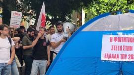 Φοιτητική στέγη: Διαμαρτυρία για τα ενοίκια και το κόστος διαβίωσης – Έστησαν σκηνές έξω από το ΥΠΟΙΚ