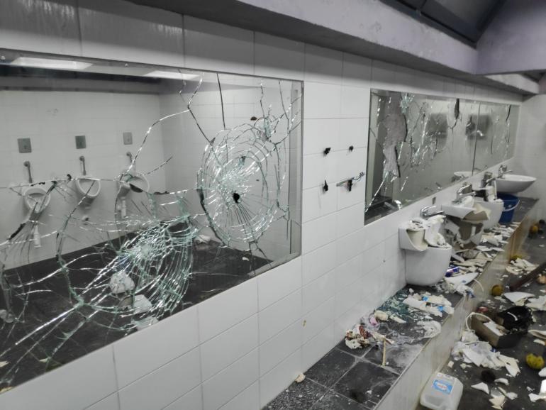 ΦΩΤΟ-Θεσσαλονίκη: Βανδάλισαν τις δημόσιες τουαλέτες στον Κήπο των Εποχών στη Νέα Παραλία