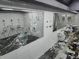 ΦΩΤΟ-Θεσσαλονίκη: Βανδάλισαν τις δημόσιες τουαλέτες στον Κήπο των Εποχών στη Νέα Παραλία