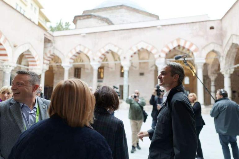Θεσσαλονίκη: Επίσκεψη Μητσοτάκη στο Αλκαζάρ – Το δώρο που δέχτηκε από τους υπαλλήλους