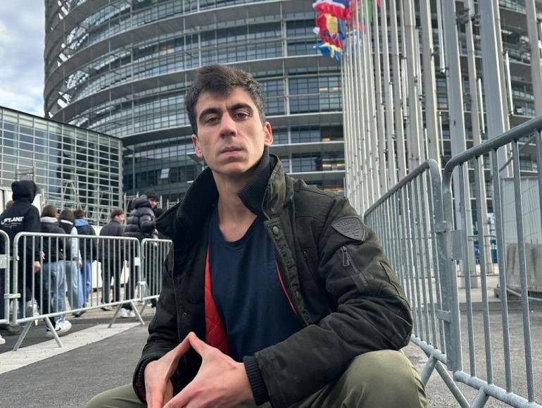 «Αναπαράγεις ρωσικά σκουπίδια»: Σε δύσκολη θέση ο Φειδίας Παναγιώτου από συνέντευξη-καταιγίδα για τη στάση του απέναντι στη Ρωσία