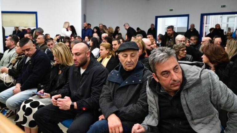 Διεκόπη για την 1η Απριλίου η δίκη για τα Τέμπη - Οργή των συγγενών για την ακαταλληλότητα της αίθουσας, χάος στο δικαστήριο