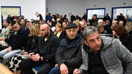 Διεκόπη για την 1η Απριλίου η δίκη για τα Τέμπη - Οργή των συγγενών για την ακαταλληλότητα της αίθουσας, χάος στο δικαστήριο