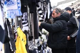Φόρος τιμής από την οικογένεια του Άρη στους αδικοχαμένους φιλάθλους του ΠΑΟΚ (ΒΙΝΤΕΟ)