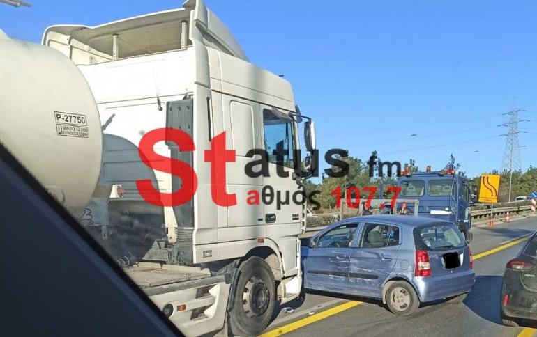 Σύγκρουση βυτιοφόρου με ΙΧ στην περιφερειακή οδό - Μπλόκαρε το ρεύμα προς δυτικά (vid)