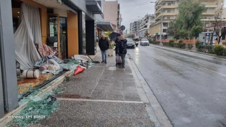 ΦΩΤΟ-Απίστευτο τροχαίο στον Βόλο: Αμάξι... προσγειώθηκε σε βιτρίνα καταστήματος