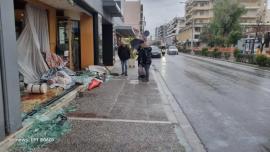 ΦΩΤΟ-Απίστευτο τροχαίο στον Βόλο: Αμάξι... προσγειώθηκε σε βιτρίνα καταστήματος