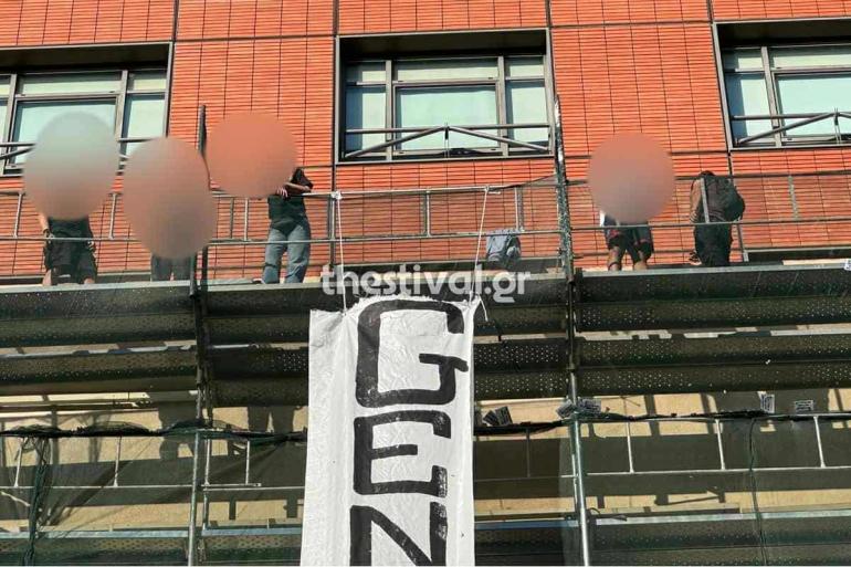 Θεσσαλονίκη: Μέλη του Ρουβίκωνα σκαρφάλωσαν στο Προξενείο των ΗΠΑ και πέταξαν τρικάκια για την Παλαιστίνη