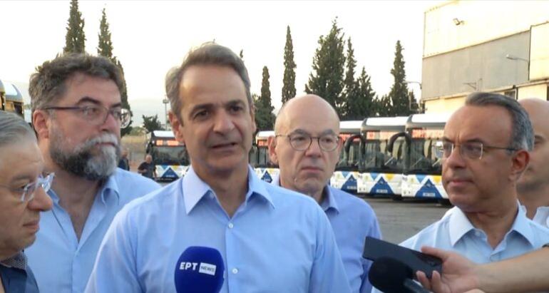 Στο αμαξοστάσιο του ΟΣΥ ο πρωθυπουργός: Έμφαση στη βελτίωση της καθημερινότητας των πολιτών