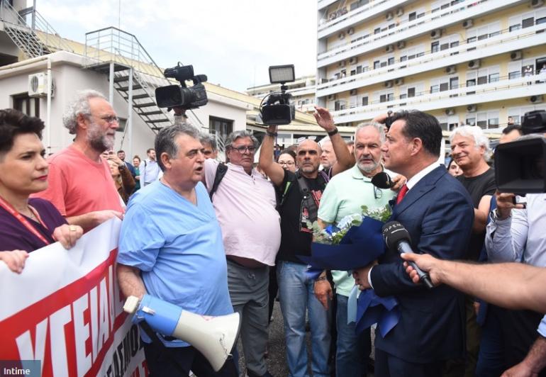 Θεσσαλονίκη: Διαμαρτυρία υγειονομικών κατά την άφιξη Γεωργιάδη στο Ιπποκράτειο – “Και μαλλιά έβαλες” – “Τα μαλλιά τι σου φταίνε” – Βίντεο