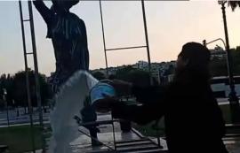 Θεσσαλονίκη: Μοναχός έφτυσε και πέταξε μπογιές σε γλυπτό στην πλατεία Αριστοτέλους (φωτο)