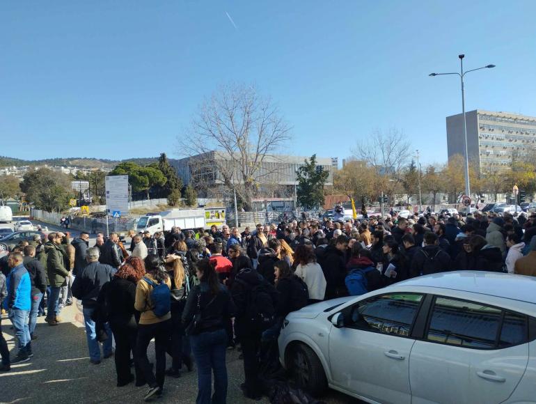 Θεσσαλονίκη: Μπροστά στη ΔΕΘ παρατάχθηκαν οι Θεσσαλοί αγρότες - Αποφασισμένοι να κλιμακώσουν τις κινητοποιήσεις τους