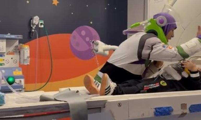 Ψυχολόγος ντύθηκε Buzz Lightyear για να βοηθήσει 4χρονο στη μαγνητική τομογραφία