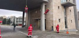 BINTEO-Θεσσαλονίκη: Εντυπωσιακή καταρρίχηση διασωστών από το δημαρχείο Θεσσαλονίκης