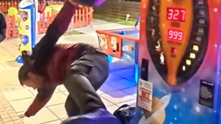 ΒΙΝΤΕΟ-Ευτύχης Μπλέτσας: Η τούμπα του παρουσιαστή σε λούνα παρκ