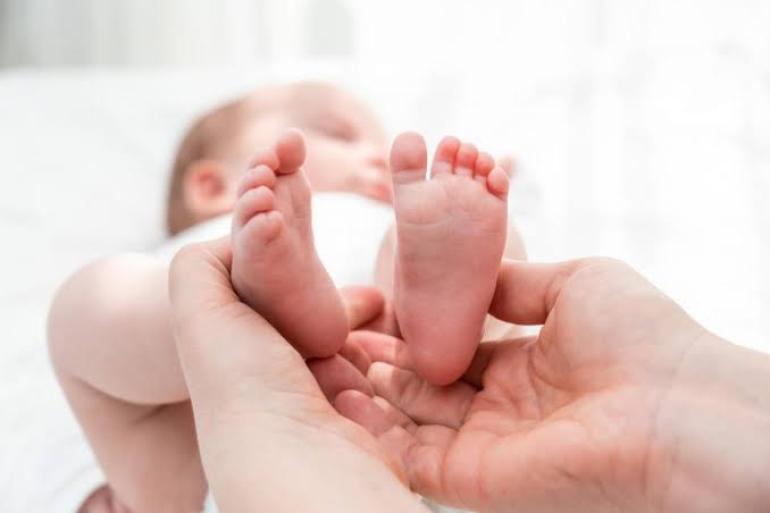 Χανιά: Σε κρίσιμη κατάσταση παραμένει στη ΜΕΘ το 17 ημερών βρέφος – Το ιστορικό κακοποίησης της 18χρονης μητέρας