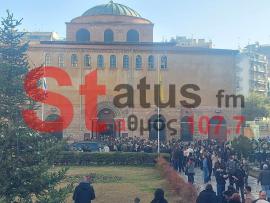Θεσσαλονίκη: Μέχρι αργά το βράδυ το λαϊκό προσκύνημα στον Βασίλη Καρρά – Φτάνουν με πούλμαν και τρένα από όλη την Ελλάδα