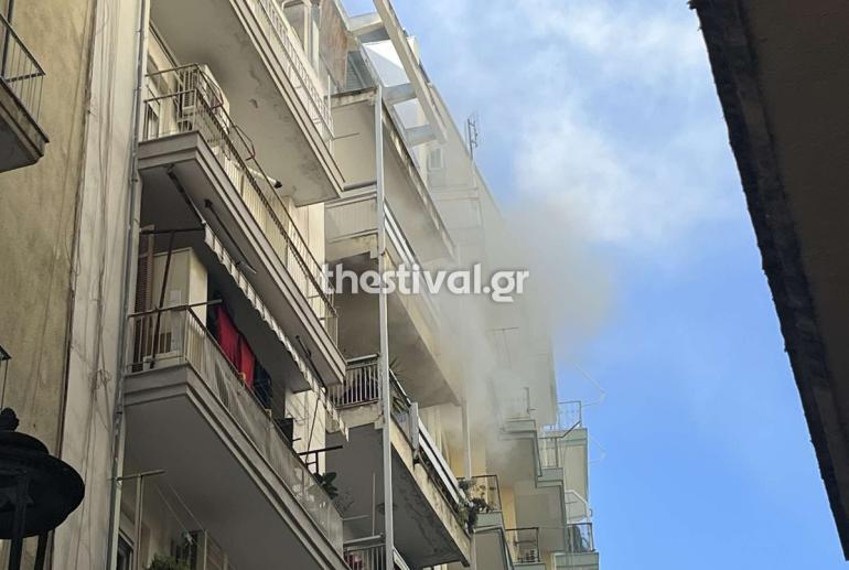 ΦΩΤΟ-ΒΙΝΤΕΟ-Θεσσαλονίκη: Φωτιά σε διαμέρισμα στο κέντρο – Επί τόπου η Πυροσβεστική