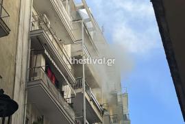 ΦΩΤΟ-ΒΙΝΤΕΟ-Θεσσαλονίκη: Φωτιά σε διαμέρισμα στο κέντρο – Επί τόπου η Πυροσβεστική