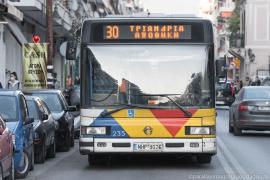 Θεσσαλονίκη: Πάνω από μια ώρα περίμεναν το λεωφορείο για κόλλησε από διπλοπαρκαρισμένο