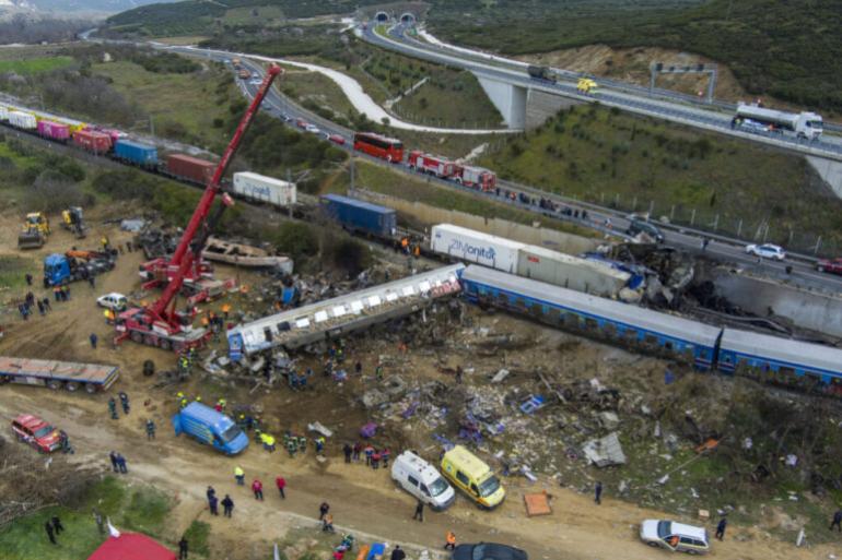 Τέμπη: Ο ανακριτής ζητά να καταθέσουν τα πτυχία τους οι εμπειρογνώμονες των οικογενειών
