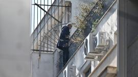 ΤΩΡΑ-Άνδρας απειλεί να πέσει από την ταράτσα στο κτίριο της πολεοδομίας στην Ομόνοια