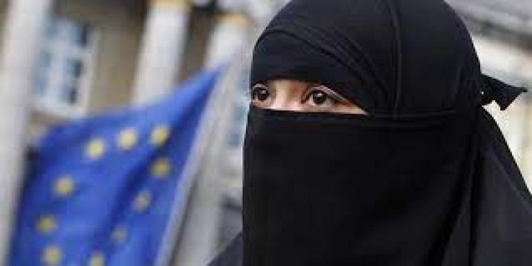 Δικαστήριο της ΕΕ: Νόμιμη η απαγόρευση της μαντίλας σε δημόσιες υπηρεσίες