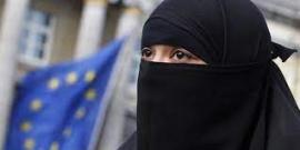 Δικαστήριο της ΕΕ: Νόμιμη η απαγόρευση της μαντίλας σε δημόσιες υπηρεσίες