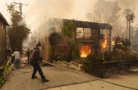 Συνεχίζουν το καταστροφικό τους έργο οι πυρκαγιές στο Λος Άντζελες – Στους 24 οι νεκροί