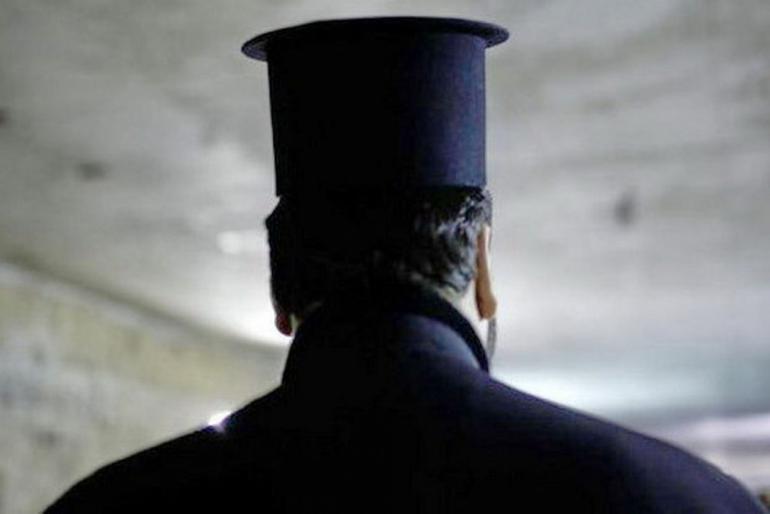 Ρόδος: Ιερέας ανάγκασε τουρίστα να γδυθεί για να τον αλείψει με λάδι