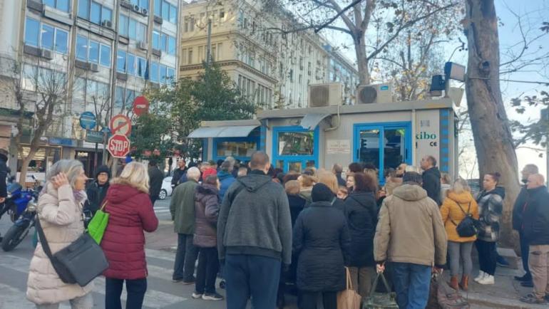 Θεσσαλονίκη: Μεγάλες ουρές κι εκνευρισμός στα εκδοτήρια ΟΑΣΘ για το επίσημο... ντεμπούτο των ηλεκτρονικών καρτών