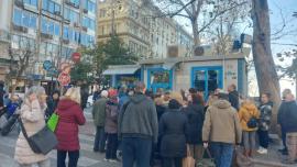 Θεσσαλονίκη: Μεγάλες ουρές κι εκνευρισμός στα εκδοτήρια ΟΑΣΘ για το επίσημο... ντεμπούτο των ηλεκτρονικών καρτών
