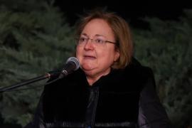 «Το παιδί μου λοιδορήθηκε όσο τίποτε, στο δικαστήριο να σκεφτούν σαν γονείς»: Η ομιλία της μητέρας μηχανοδηγού που σκοτώθηκε στα Τέμπη