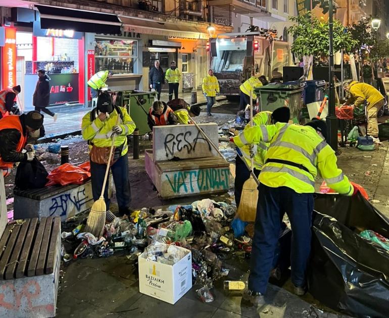 Θεσσαλονίκη: Το απίστευτο σκουπιδαριό άφησαν πίσω τους οι καρναβαλιστές