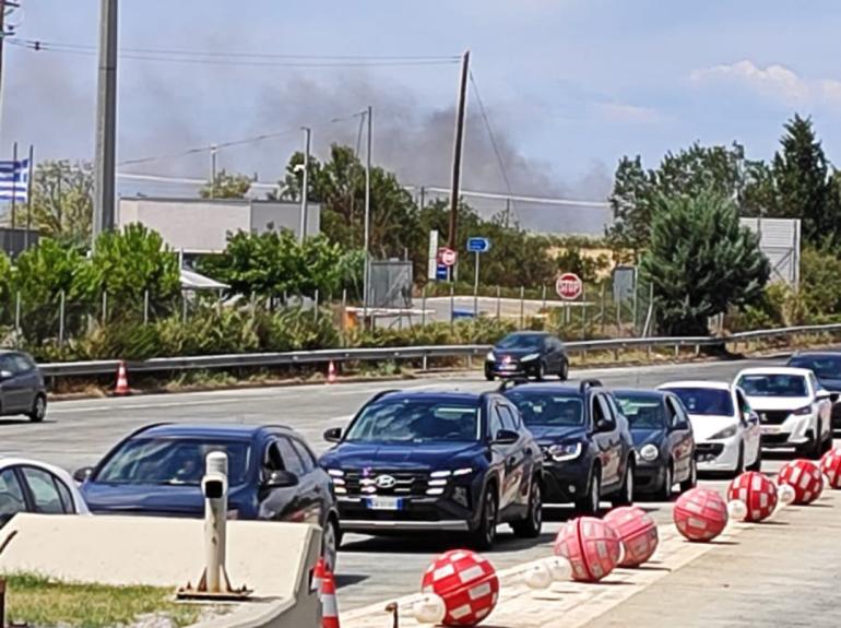 Φωτιά στη Λάρισα, κοντά στην εθνική οδό Αθηνών Θεσσαλονίκης - Διακοπή κυκλοφορίας στα διόδια Μοσχοχωρίου