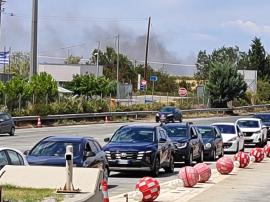 Φωτιά στη Λάρισα, κοντά στην εθνική οδό Αθηνών Θεσσαλονίκης - Διακοπή κυκλοφορίας στα διόδια Μοσχοχωρίου