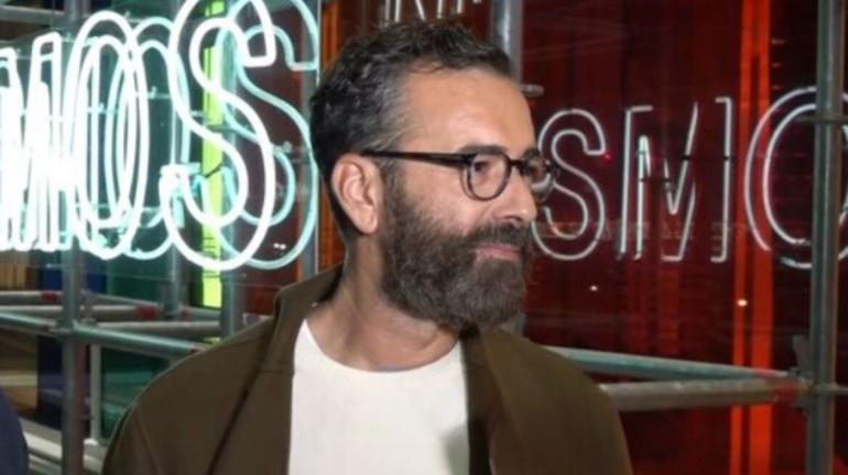 Άγγελος Μπράτης: Εγώ που είμαι γκέι, πληρώνω την ίδια εφορία με έναν στρέιτ άντρα, θα έπρεπε να έχω ίδια δικαιώματα