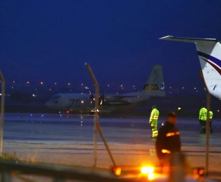 Στο αεροδρόμιο «Μακεδονία« το C-130 με τις σορούς των επτά οπαδών του ΠΑΟΚ (ΒΙΝΤΕΟ)