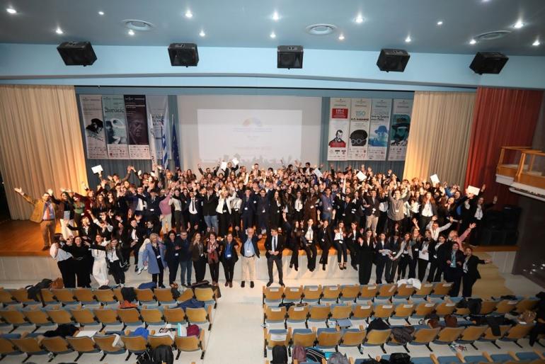 Μαθητές/ριες στον ρόλο ευρωβουλευτή  οραματίστηκαν το μέλλον της Ευρώπης, στα Εκπαιδευτήρια Ε. Μαντουλίδη