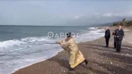Μεσσηνία: Ιερέας έριξε τον σταυρό στη θάλασσα με καλάμι ψαρέματος (BINTEO)
