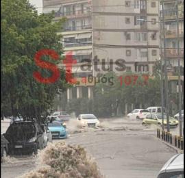 Θεσσαλονίκη: Ατυχήματα, δρόμοι χείμαρροι και φρεάτια που σκάνε από τη βροχή (ΦΩΤΟ + VIDEO)