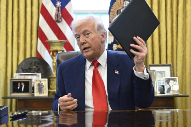 ΗΠΑ: Παραμένουν οι δασμοί Τραμπ – Το εφετείο «πάγωσε» την ακύρωσή τους