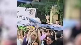 Αδιανόητο σκηνικό σε πανηγύρι στον Μυλοπόταμο: Σήκωσαν στα χέρια γιαγιά σε ξαπλώστρα και τη χόρεψαν (BINTEO)