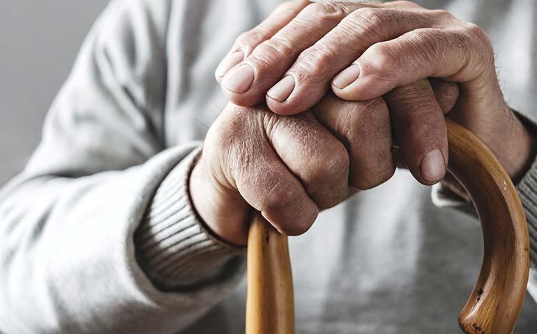 Θεσσαλονίκη: Επιτήδειοι έκλεψαν από ηλικιωμένη 35.000 ευρώ προσποιούμενοι τους τεχνικούς ανελκυστήρων