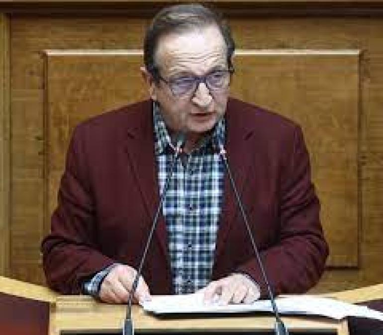 Χαμός στη Βουλή για τα ομόφυλα ζευγάρια -Μπιμπίλας: «Η Εκκλησία να πει την αλήθεια, πόσοι είναι οι γκέι ιερείς»