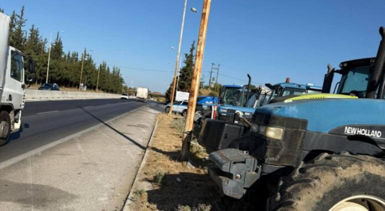 Αγρότες με τα τρακτέρ τους έκλεισαν τη Μουδανιών στο ρεύμα προς Θεσσαλονίκη - Πώς διεξάγεται η κυκλοφορία