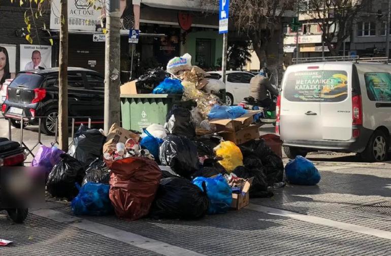 Θεσσαλονίκη: Σύσκεψη Αγγελούδη για την Καθαριότητα με φόντο τους ξεχειλισμένους κάδους