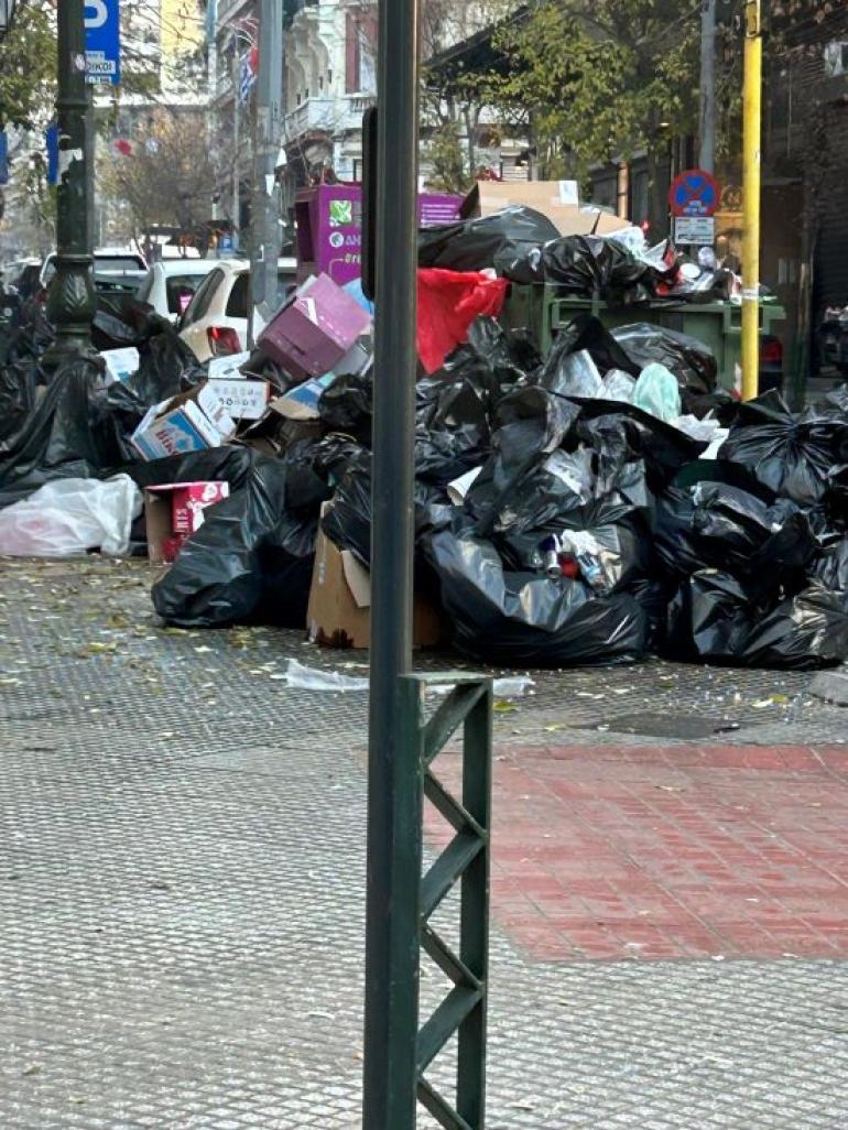 Θεσσαλονίκη:Τόνοι σκουπιδιών μετά το γλέντι για την υποδοχή του νέου έτους – Δείτε φωτογραφίες