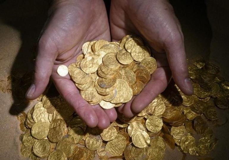 Καθαρίστρια κατηγορείται ότι έκλεψε 50.000 ευρώ και λίρες από σπίτι στο Πανόραμα